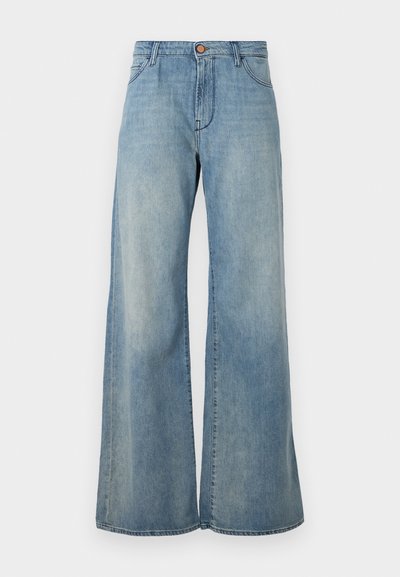 Jeans de perna larga, azul claro, feitos de denim. Apresenta um fecho de botão frontal, passantes para cinto e dois bolsos laterais. Design limpo e minimalista.