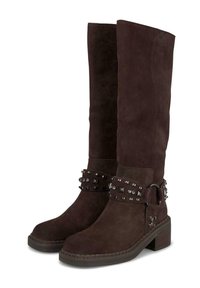 Botas de ante marrón hasta la rodilla con punta redondeada, acento de correa con tachuelas y tacón grueso. Presenta herrajes decorativos y un acabado texturizado.