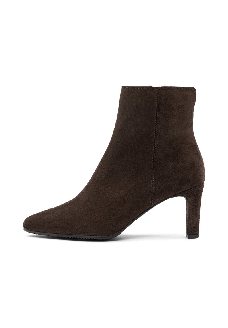 Stivale alla caviglia in suede marrone con punta appuntita, tacco sottile e una texture liscia. Presenta cuciture minime e nessun hardware visibile.