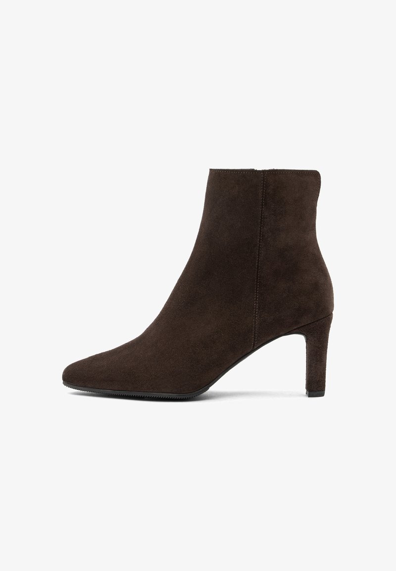 Stivale alla caviglia in suede marrone con punta appuntita, tacco sottile e una texture liscia. Presenta cuciture minime e nessun hardware visibile.