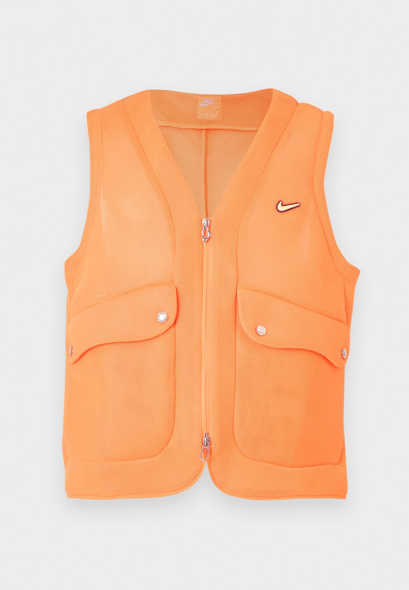 Helles orangefarbenes ärmelloses Weste mit Frontreißverschluss, zwei Klappentaschen mit Druckknöpfen und kleinem Nike-Swoosh-Logo auf der Brust.