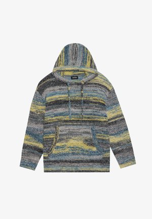 Huvtröja i fuzzy textil med ett färgglatt randigt mönster i nyanser av blått, grått och gult. Har en ficka framtill.