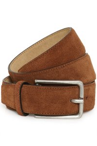 Cintura in suede marrone con una texture liscia, caratterizzata da una fibbia in metallo argentato e cuciture a contrasto lungo i bordi. Forma stretta, leggermente affusolata.