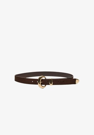 Hnedý kožený opasok so zlatou prackou v tvare polmesiaca a zladeným zlatým zakončením a slučkou, zobrazený na bielom pozadí.