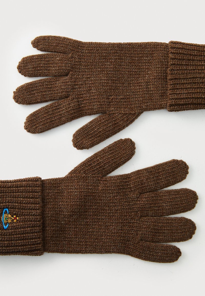 Guantes de punto marrones con un puño acanalado, acabado texturizado y logo bordado en la zona de la muñeca. Diseño de cinco dedos para mayor destreza.
