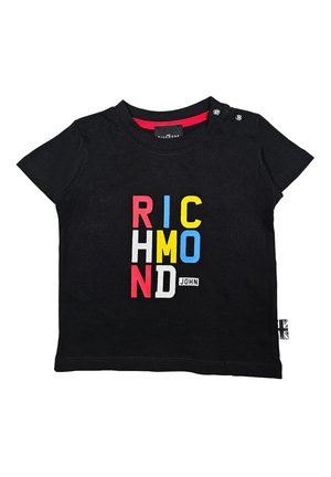 T-shirt nera a maniche corte con una grafica multicolore "RICHMOND JOHN" in rosso, giallo, blu e bianco sulla parte anteriore.