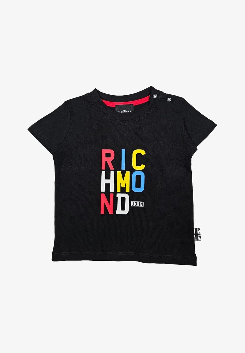 T-shirt nera a maniche corte con una grafica multicolore "RICHMOND JOHN" in rosso, giallo, blu e bianco sulla parte anteriore.