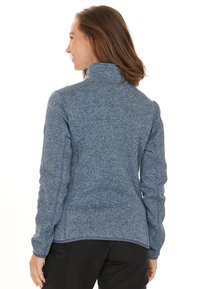 Fleece jack in gemeleerd blauw met een hoge kraag, lange mouwen en platte naden. Bevat subtiele textuur en een aansluitende pasvorm.