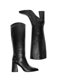 Stivali neri in pelle fino al ginocchio con tacco a blocco, punte appuntite e cerniere laterali, mostrati con uno stivale in posizione verticale e l'altro sdraiato di lato.