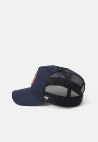 Cappello blu navy con una parte frontale solida e retro in rete nera. Presenta un logo rosso sulla parte anteriore e ricami bianchi sui lati. Visiera curvata.