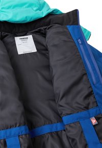 Zweifarbige Jacke mit einer türkisfarbenen Kapuze, dunkelblaubem Außenmaterial und schwarzem Innenfutter. Enthält ein Etikett und kontrastierende blaue Akzente.