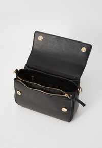 Borsa a tracolla in pelle nera con un design strutturato, dotata di accessori in tonalità oro, un compartimento con zipper e chiusure a pulsante a scatto.