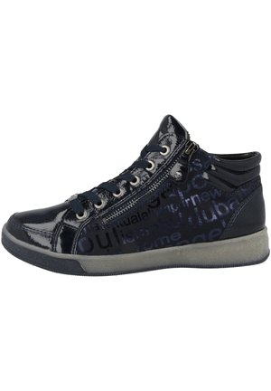 Baskets montantes noires brillantes avec fermeture éclair latérale, lacets bleu foncé, design avec texte imprimé et semelle en caoutchouc grise.