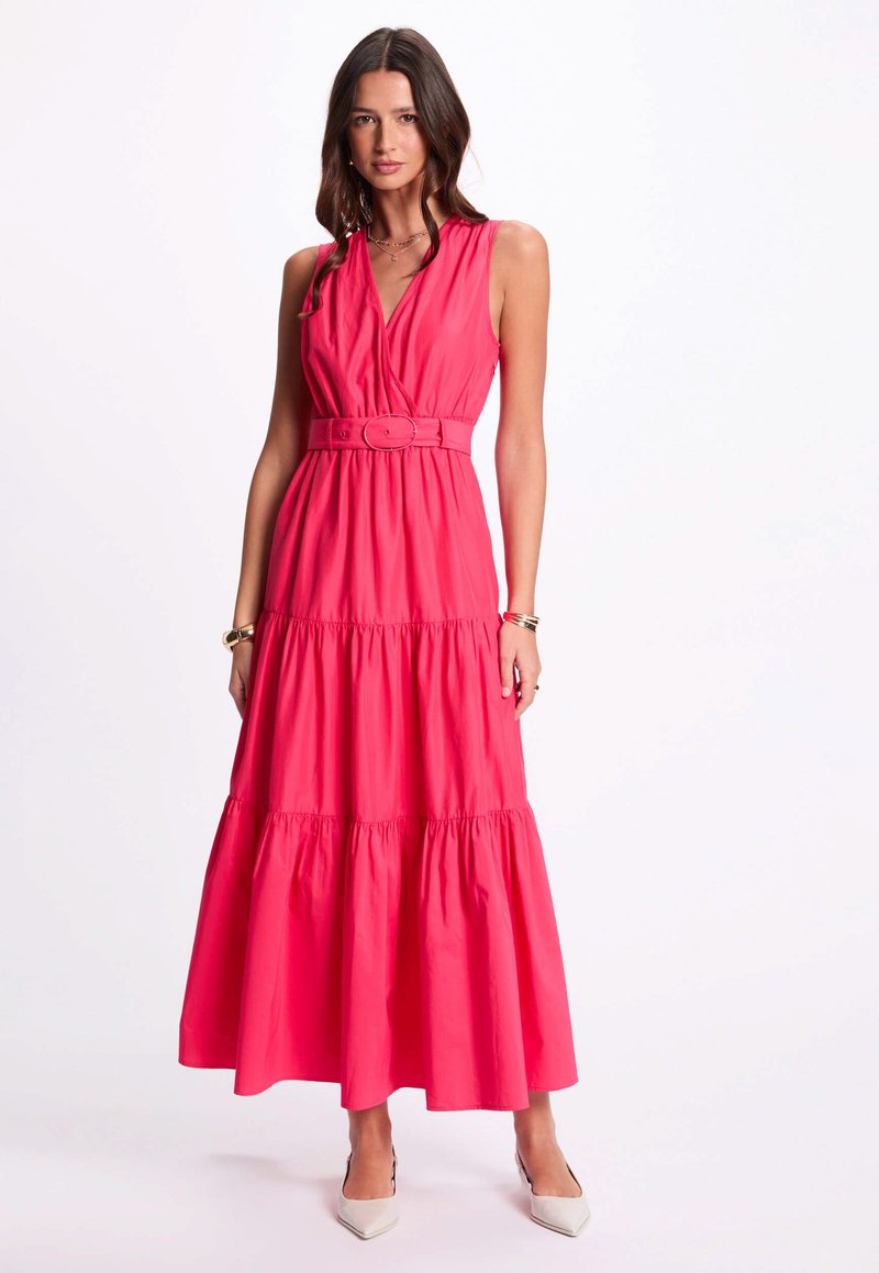 Rosa, ärmelloses Maxikleid mit tailliertem Design, gestuftem Schnitt und fließendem Stoff. Die strukturierte Oberfläche verleiht der einfarbigen Optik zusätzliche Raffinesse.