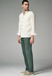 Next STRAIGHT REGULAR FIT zielony