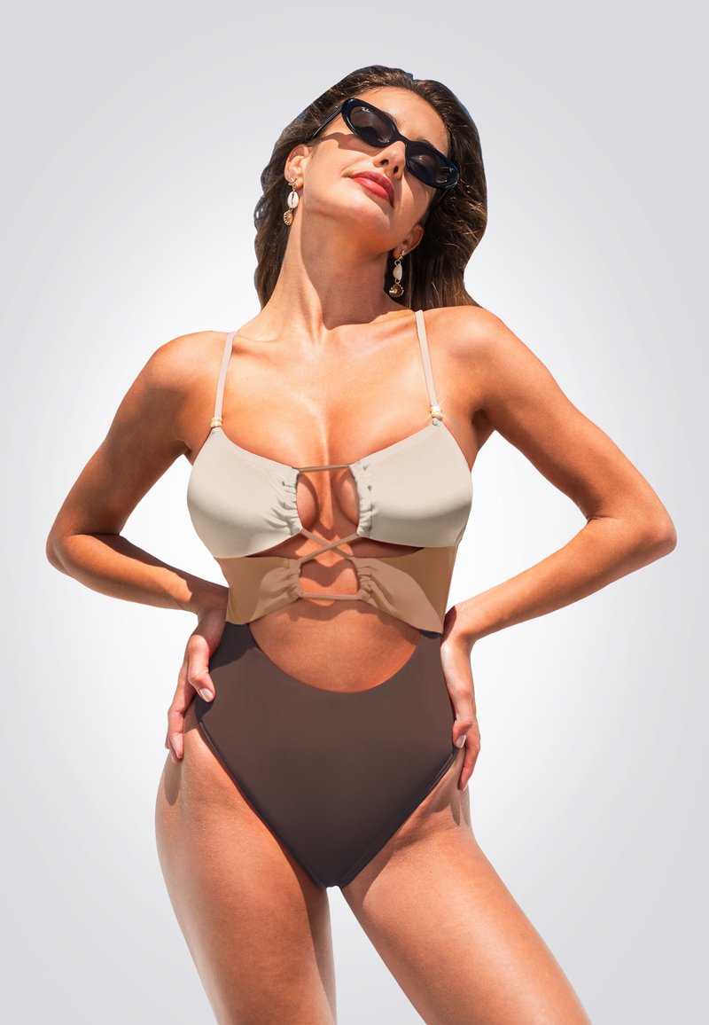 Bikini in twee tinten met een lichtbruin top en een donkerbruine hoogwaist onderkant. Kenmerkt uitsparingen, dunne bandjes en geplooide stofaccenten.