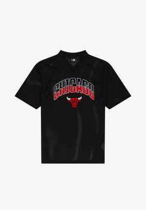 Fekete hálós mez V-nyakkal, piros és fehér szöveggel "CHICAGO", alatta középen egy piros bika logóval.