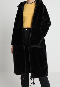 Even&Odd Mantel - black
