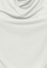 Tissu blanc doux avec une texture fine en maille, un drapé lisse et des plis délicats créant des ombres subtiles.