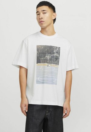 Hvid bomulds T-shirt med et grafisk print af en basketballbane. Løs pasform, korte ærmer og rund hals.