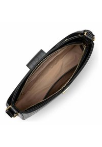 Borsa a tracolla in pelle nera con stampa coccodrillo, con hardware dorato, chiusura con zip e interno in tessuto beige con più scomparti.
