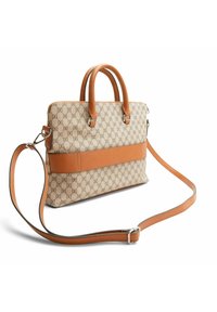 Beige canvas taske med brunt logo-mønster, lysebrune læderdetaljer, dobbelt håndtag og justerbar skulderrem. Lynlåslukning i toppen.