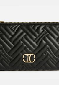 Clutch in pelle nera trapuntata con un motivo intrecciato. Presenta una cerniera dorata e un dettaglio logo dorato sulla parte anteriore.