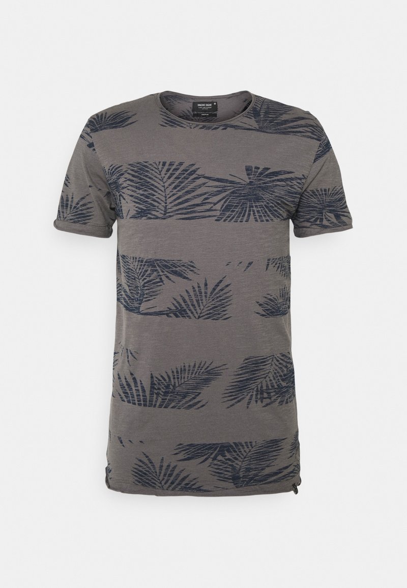 Grijze t-shirt met korte mouwen, voorzien van een marineblauw palmbladpatroon. Rond decolleté en een iets langere achterkant met zij-splitten.