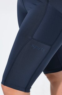Tummansinisiä urheilushortseja, jotka on valmistettu joustavasta ja sileästä kankaasta. Kankaassa on teksturoitu sivupaneeli ja "Sports"-logotuloste reidessä.