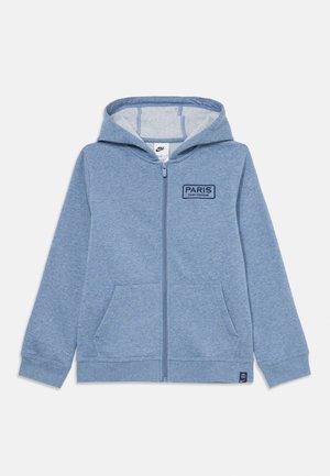 Blå hættejakke med lynlås lavet af blødt stof, med en frontlomme, en hætte og et Paris Saint-Germain-logo i mørkeblå.