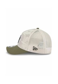 Tarnfarbene Baseballkappe mit grünem Schirm, Netzrücken und schwarzem Logodetail. Verfügt über ein strukturiertes Design und einen gebogenen Schirm.