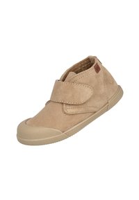 Zapato de ante beige para toddlers con suela de goma y cierre de tira de Velcro, diseñado para facilitar la puesta y proporcionar un ajuste seguro.
