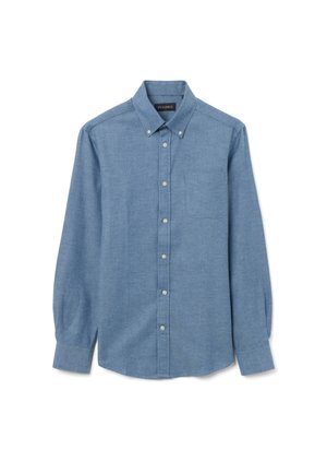 Camicia azzurro chiaro con bottoni in morbido tessuto, dotata di taschino sul petto, maniche lunghe e colletto aperto con dettagli a bottoni.