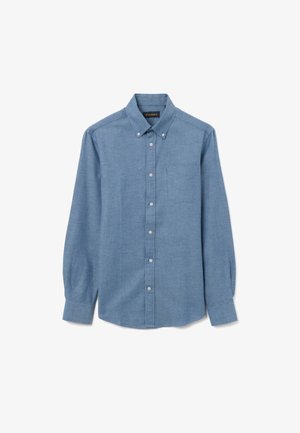 Camisa azul claro de tela suave, con bolsillo en el pecho, mangas largas y cuello abierto con detalles de botones.