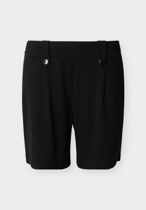 Fekete, szabott rövidnadrágok elöl pliszírozva, derékpántos fülekkel és két fekete gombbal, egyszerű világos háttéren.