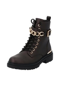 Botte de cheville en cuir marron avec un lacet, accent en chaîne dorée et semelle en caoutchouc noire. Présente un onglet de traction et des détails métalliques.