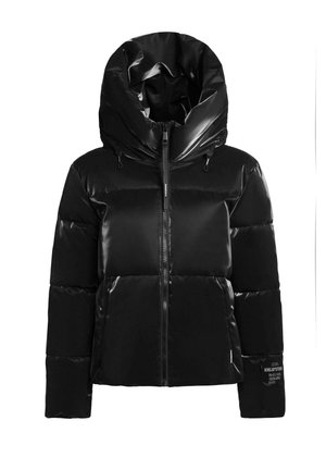 Czarna kurtka puchowa o błyszczącej powierzchni, z wysokim kapturem ze sznurkiem, zapinana na zamek z przodu i poziomymi przeszyciami. Charakterystyczna metka na rękawach.