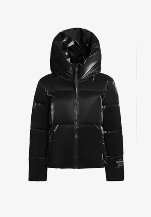 Giacca a vento nera con finitura lucida, dotata di cappuccio alto regolabile con cordino, chiusura frontale con zip e sezioni trapuntate orizzontali. Etichetta distintiva sul manica.