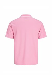 Tagantvaade ühevärvilisele roosale lühikeste varrukatega polo särgile, millel on valged ääred krae ja varrukate servadel.