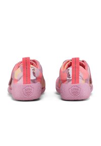 Zapatos infantiles de tela rosa con un patrón hexagonal, que cuentan con una lengüeta en la parte posterior y suelas de goma texturizadas, marcados con "Affen Zahn."
