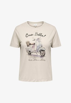 Lysebeige t-shirt med vintage scooter-grafik, blomsterkurv og teksten "Ciao Bella!" og "Roll Like a Lady" på forsiden.