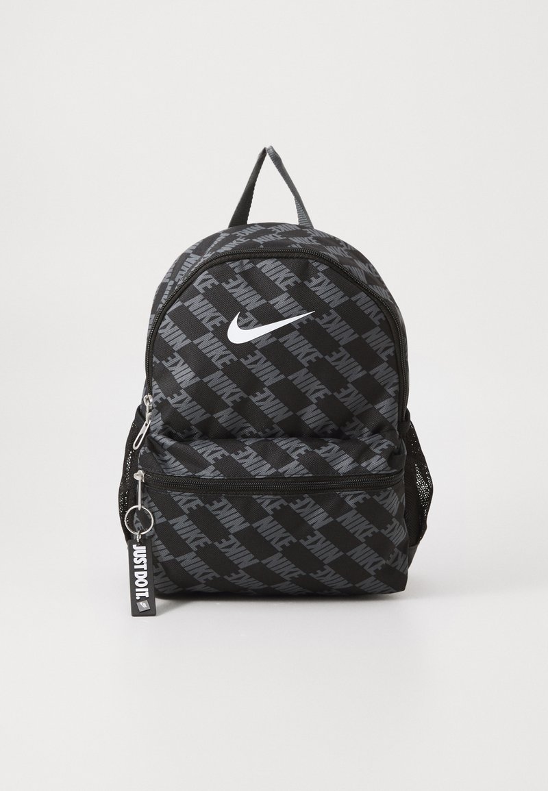 Melna mugursoma ar atkārtotu pelēko Nike logotipa rakstu, aprīkota ar zipa priekšējo kabatu, acs sānu kabatu un cilpu ar "Just Do It" birku.