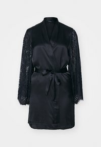 Accappatoio in raso nero con maniche lunghe in pizzo, cintura da legare in vita e una texture liscia. L'accappatoio presenta un design a V e una lunghezza midi.