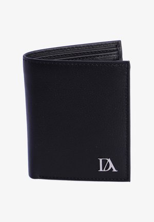 Cartera de cuero negro de doble pliegue con acabado texturizado y logotipo plateado "DA" en la esquina inferior derecha.