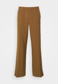 Hnědé široké kalhoty s elastickým pásem, které mají hladkou texturu látky a minimální švy.