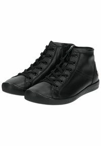 Černé kožené high-top tenisky s hladkým povrchem, zaoblenou špičkou, předním šněrováním a malými děrovanými otvory podél podrážky pro ventilaci.