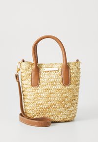 Sac en paille tressée avec des accents en cuir tan, double poignées et bandoulière amovible. Présente une petite plaque logo en métal.