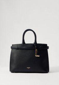 Mustast nahast käekott struktureeritud disainiga, pealised käepidemed, eemaldatav rihm, kuldse tooniga riistvara ja esiküljel reljeefse logoga detail.