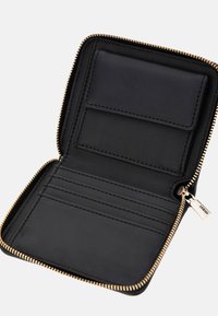 Portefeuille en cuir noir avec une fermeture éclair dorée, comportant plusieurs emplacements pour cartes et une texture lisse. La disposition intérieure comprend deux compartiments.