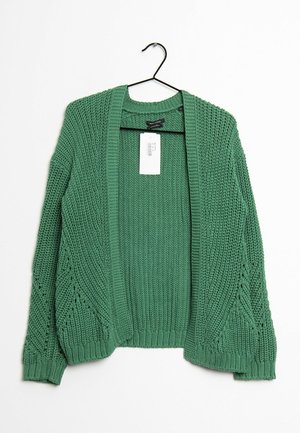 Grøn strikket cardigan med åbent frontstykke og lange ærmer på en sort bøjle mod en hvid baggrund.